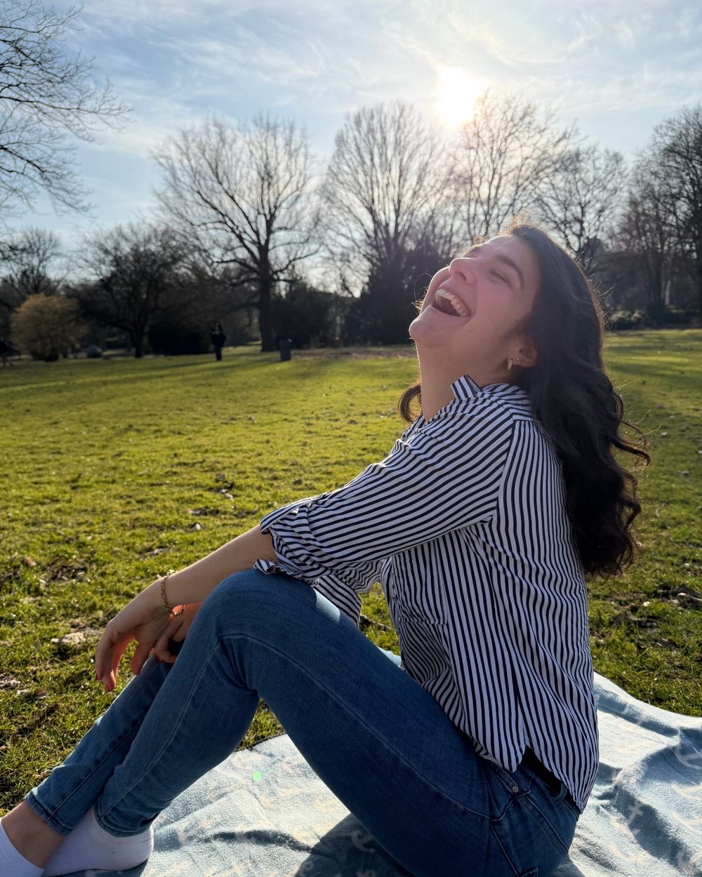Julika lacht beim Picknick im Park