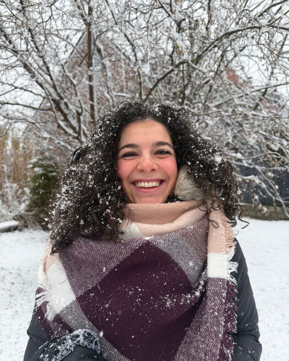 Julika mit Schal im Schnee